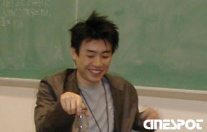 柳導演正笑中